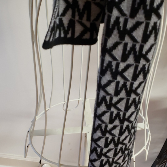 Michael Kors scarf - Picture 4 of 4